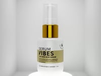 Sérum de vitamina C liposomada al 15%, ácido hialurónico y activos que despigmentan y transforman tu piel.